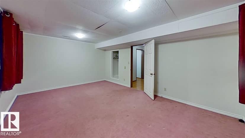 4611 52 AV — photo 9 of 13