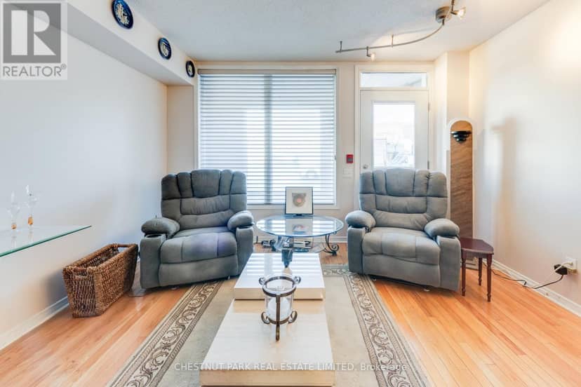 TH8 - 140 Bathurst Street — photo 10 of 40