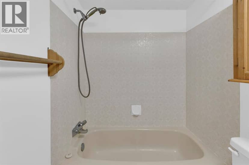 3204, 4001C 49 Street NW — photo 16 of 30