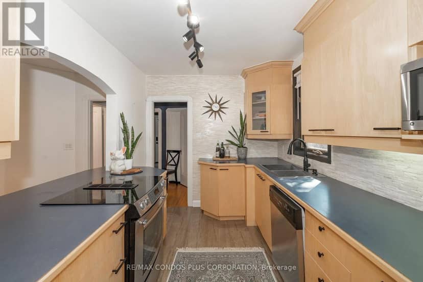 11 Elton Crescent — photo 12 of 35