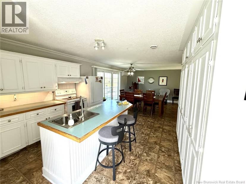 8203 Rue St-Paul — photo 15 of 35