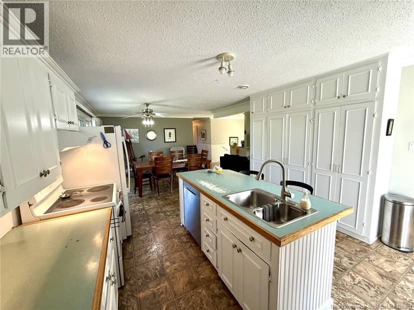 8203 Rue St-Paul — photo 16 of 35
