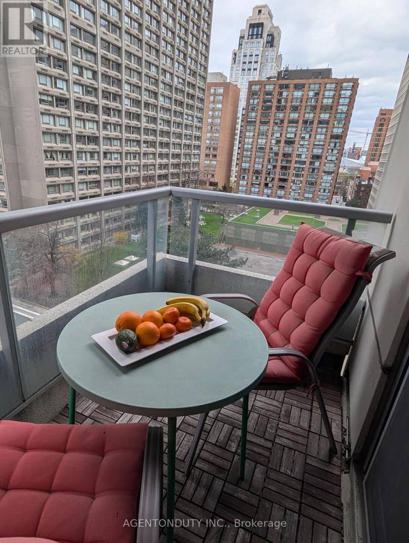 1009 - 35 Balmuto Street — photo 7 of 40