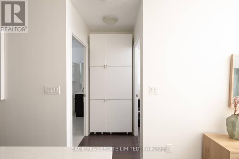 313 - 58 Orchard View Boulevard — photo 16 of 32