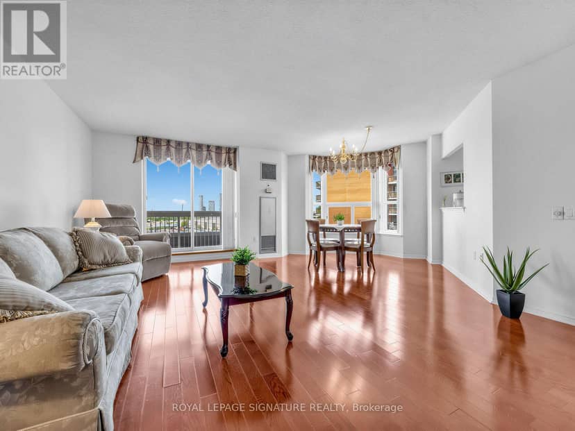 807 - 11 Thorncliffe Park Drive, Toronto, photo 2