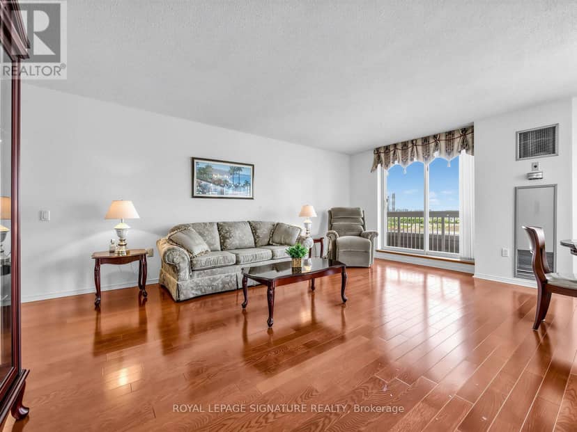 807 - 11 Thorncliffe Park Drive, Toronto, photo 4