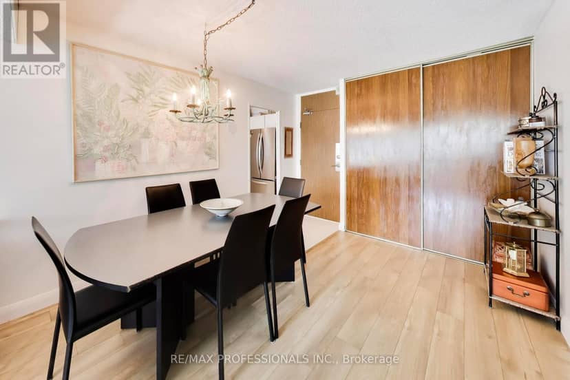 207 - 260 Scarlett Road — photo 10 of 38