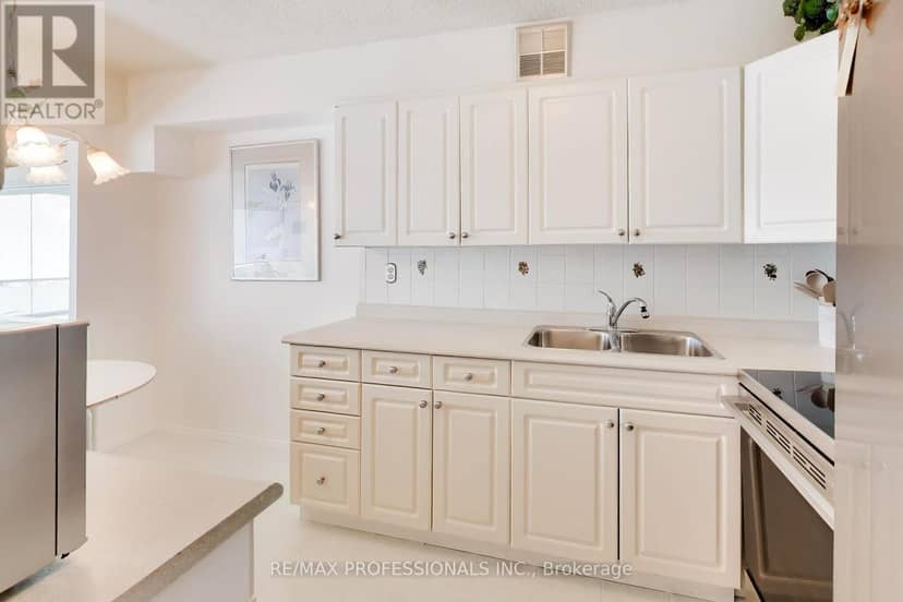 207 - 260 Scarlett Road — photo 12 of 38