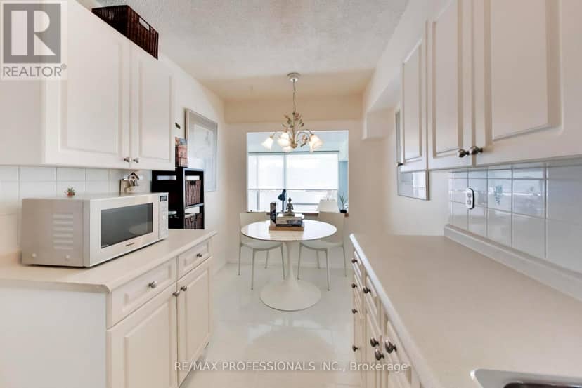 207 - 260 Scarlett Road — photo 13 of 38
