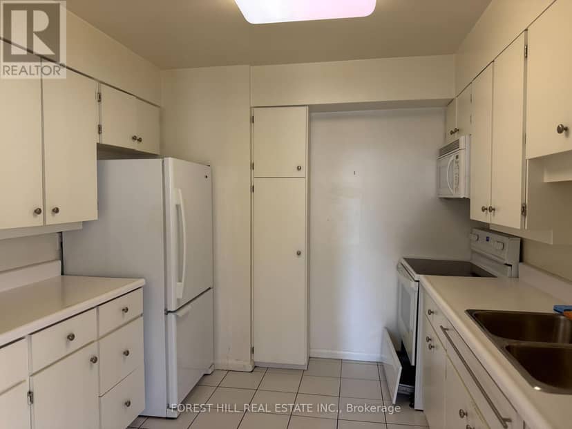 405 - 500 Avenue Road — photo 2 of 8
