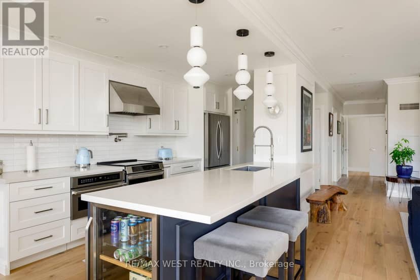 905 - 399 Elizabeth Street — photo 12 of 40