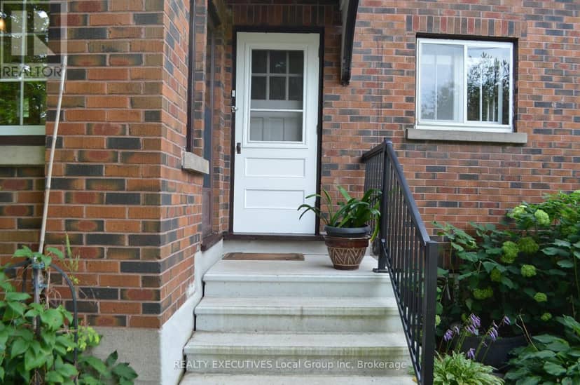 206 Clark Street N — photo 11 of 40