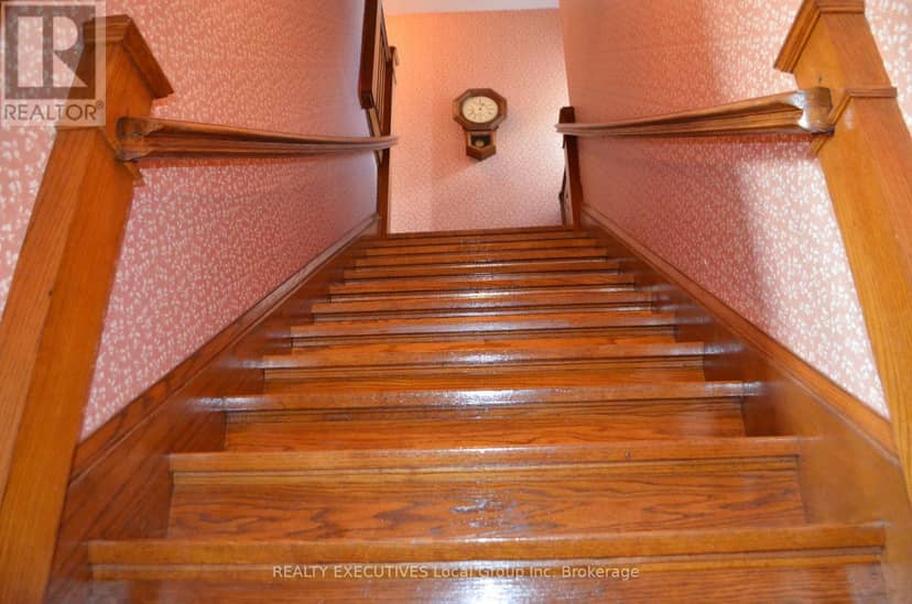 206 Clark Street N — photo 33 of 40