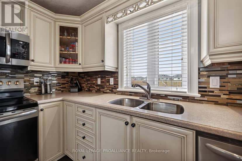 1014 Crestwood Drive — photo 10 of 40
