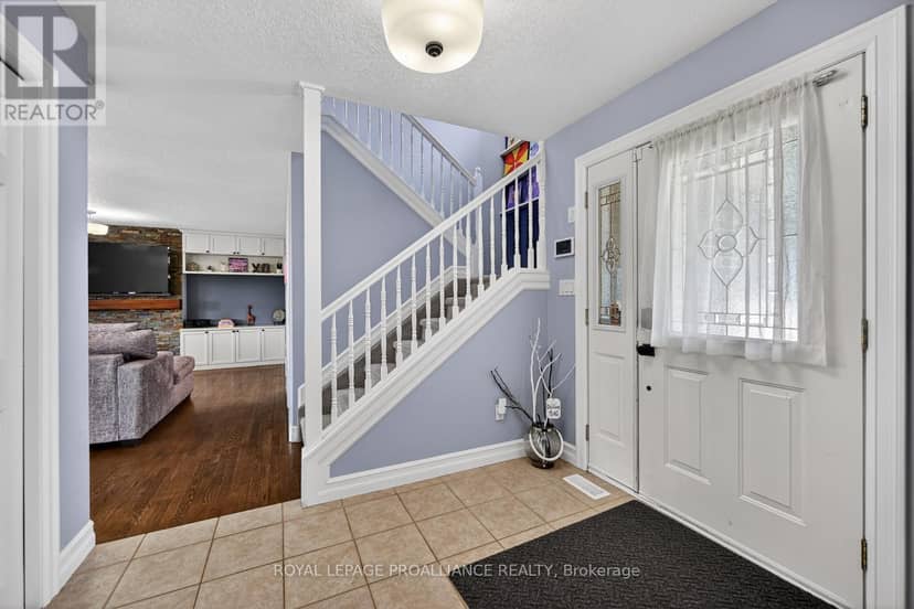 1014 Crestwood Drive — photo 4 of 40