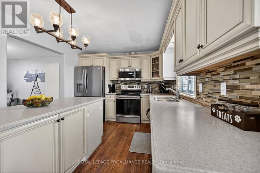 1014 Crestwood Drive — photo 8 of 40