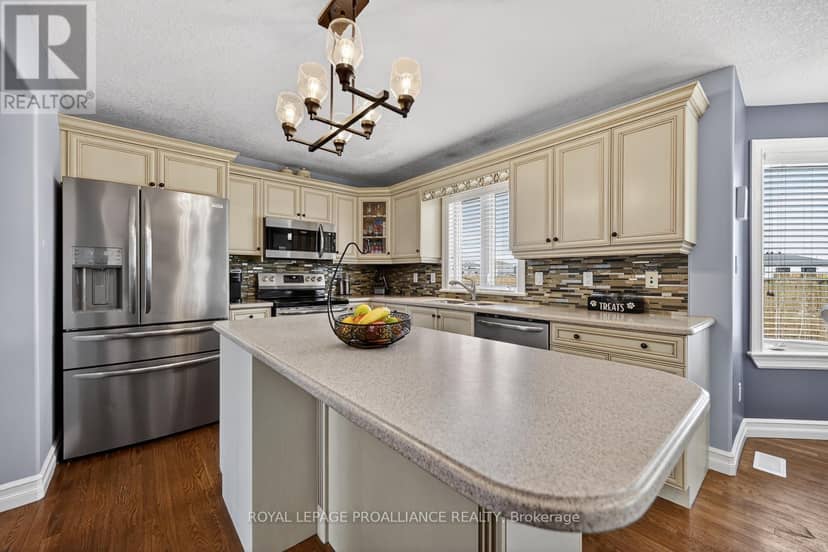 1014 Crestwood Drive — photo 9 of 40
