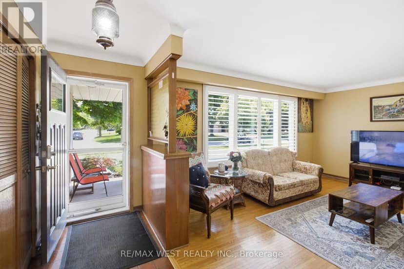 453 Leonard Avenue — photo 4 of 32