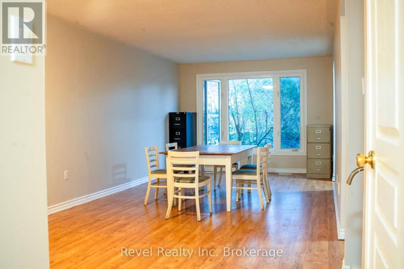 60 Sherryl Crescent — photo 11 of 27
