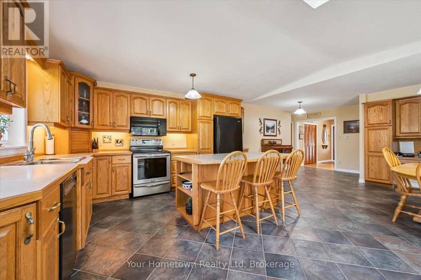220 Colborne Street — photo 8 of 40