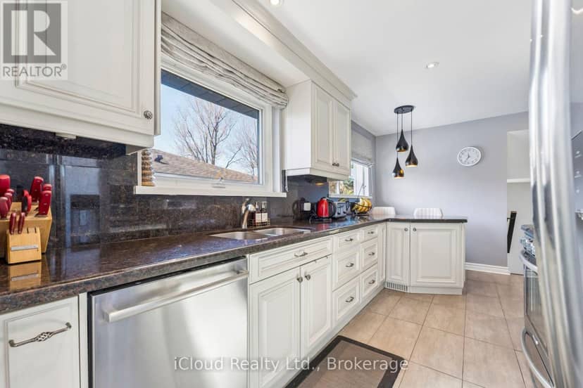 43 Ferndale Crescent — photo 11 of 40