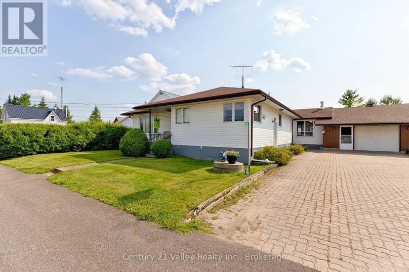 2032 Foresters Falls Road, Whitewater Region, photo 2