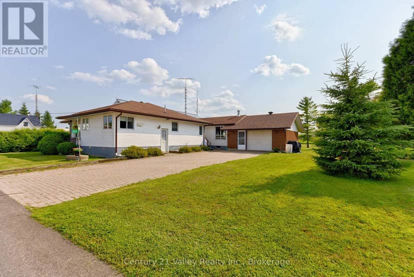 2032 Foresters Falls Road, Whitewater Region, photo 3