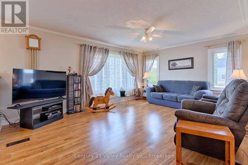 2032 Foresters Falls Road, Whitewater Region, photo 7