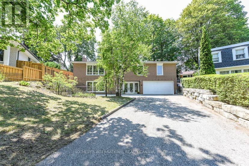 31 Queensborough Crescent — photo 1 of 40