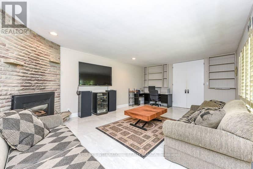 31 Queensborough Crescent — photo 11 of 40