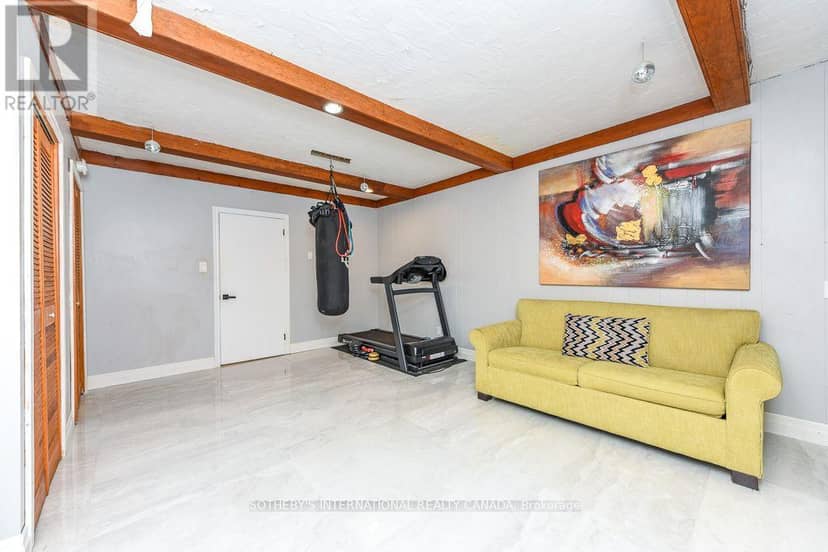 31 Queensborough Crescent — photo 14 of 40