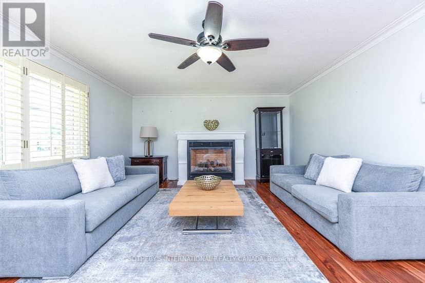 31 Queensborough Crescent — photo 17 of 40