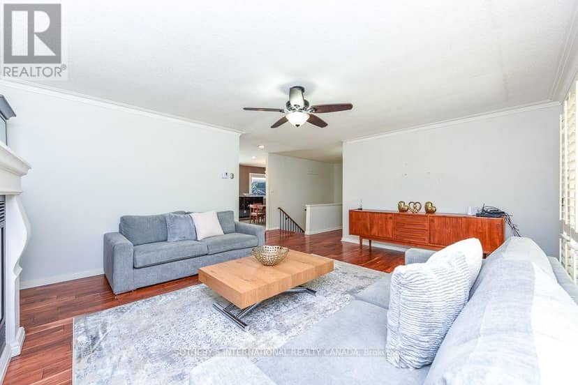 31 Queensborough Crescent — photo 18 of 40