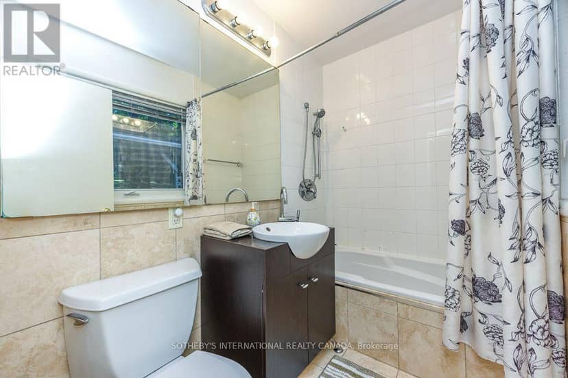 31 Queensborough Crescent — photo 28 of 40