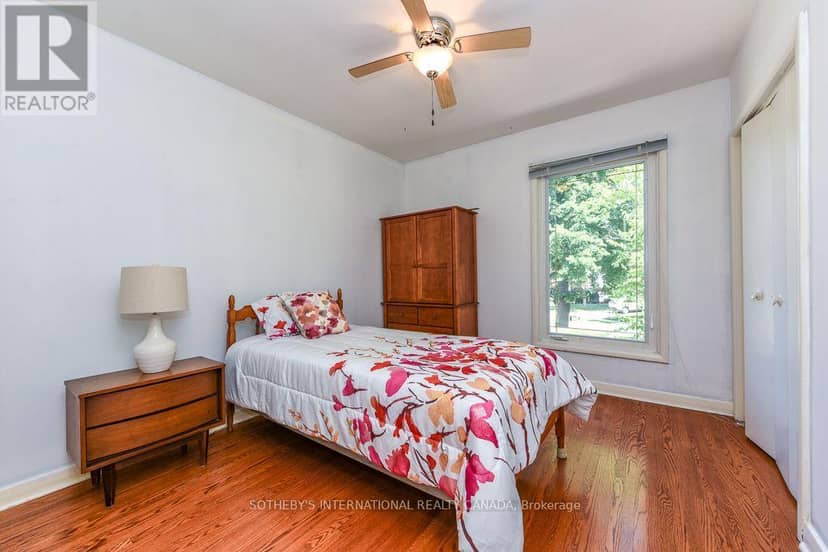 31 Queensborough Crescent — photo 30 of 40