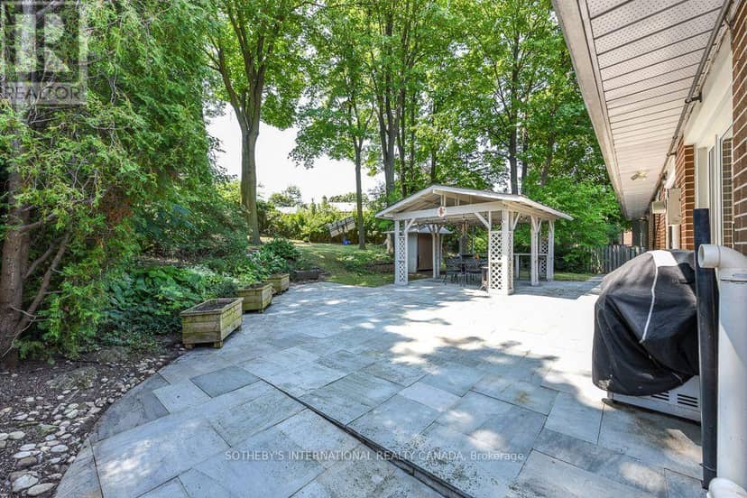 31 Queensborough Crescent — photo 33 of 40