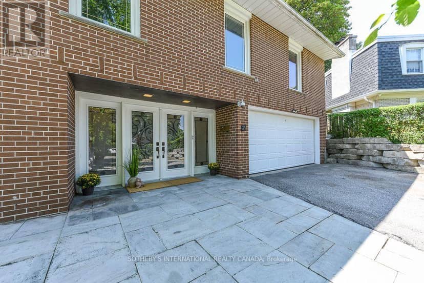 31 Queensborough Crescent — photo 38 of 40