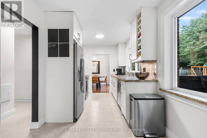 37 Birchleaf Crescent — photo 10 of 40