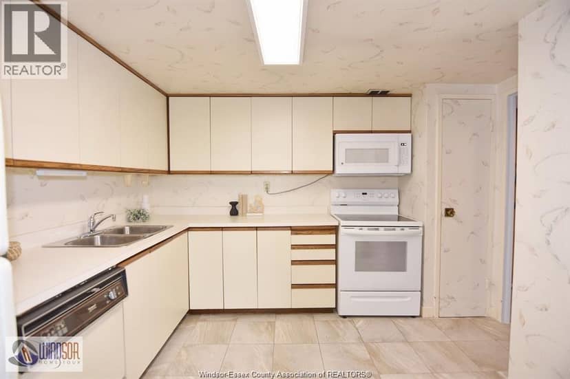2144 PELISSIER Unit# 601 — photo 21 of 36