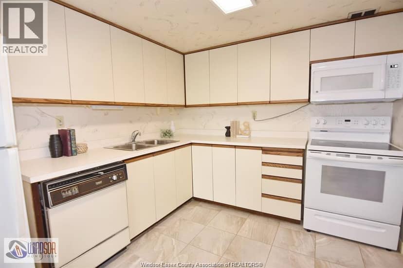 2144 PELISSIER Unit# 601 — photo 24 of 36
