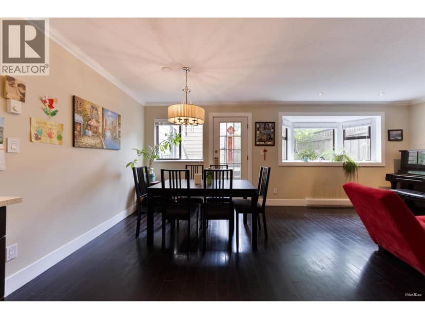 110 777 EIGHTH STREET, New Westminster, photo 2