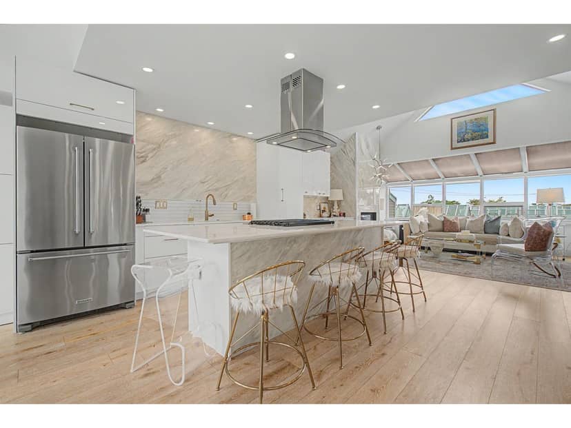 1115 ELM STREET, White Rock