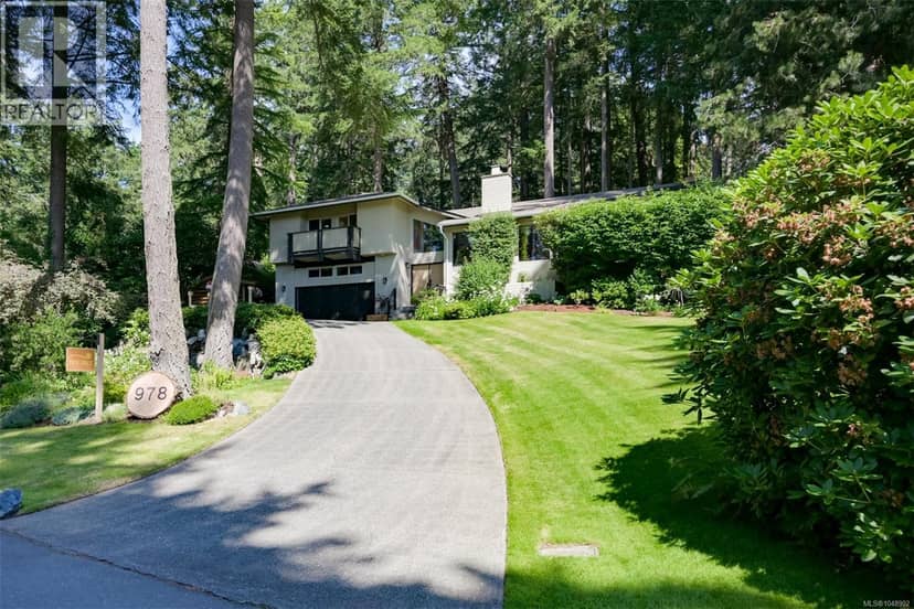 978 Fir Tree Glen, Saanich