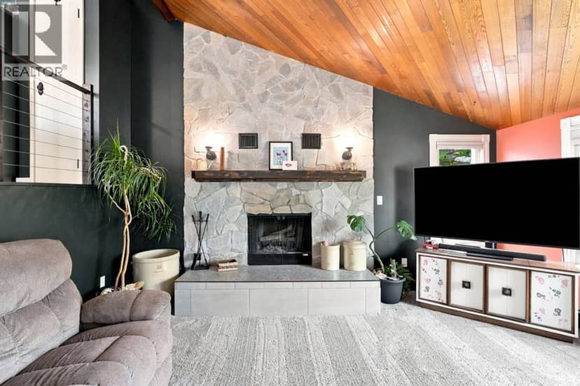218 8 Avenue NE, Sundre