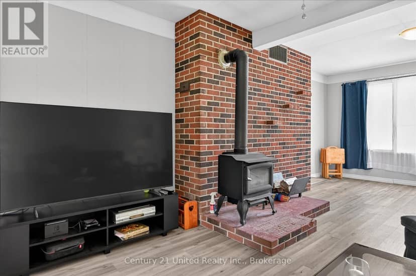 323 St Lawrence Street W — photo 10 of 40