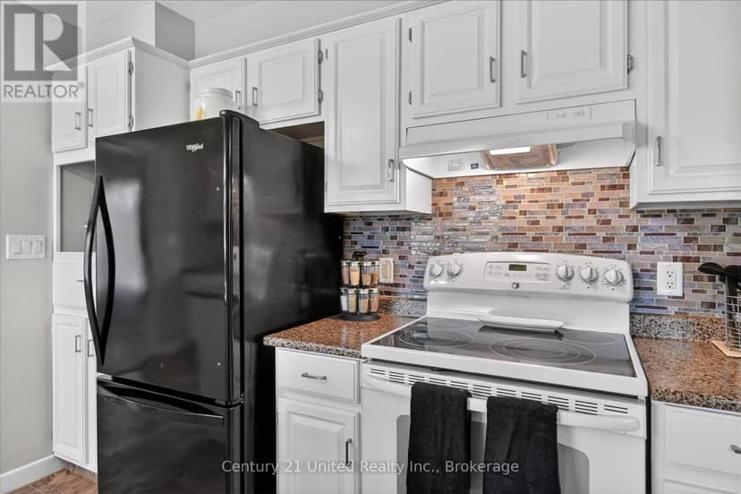 323 St Lawrence Street W — photo 17 of 40