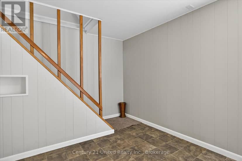 323 St Lawrence Street W — photo 28 of 40