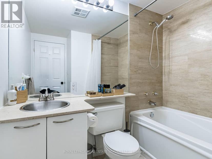 802 - 55 Bloor Street E — photo 10 of 18