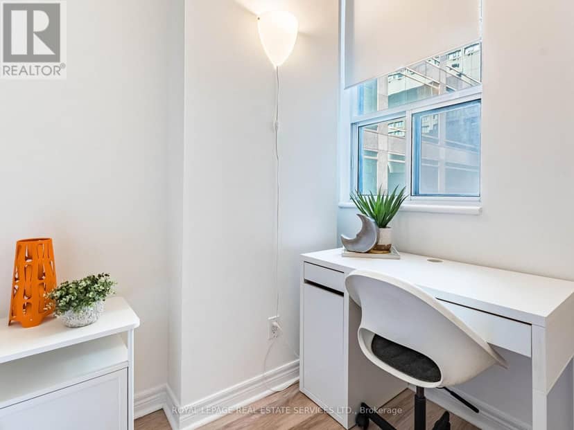 802 - 55 Bloor Street E — photo 12 of 18