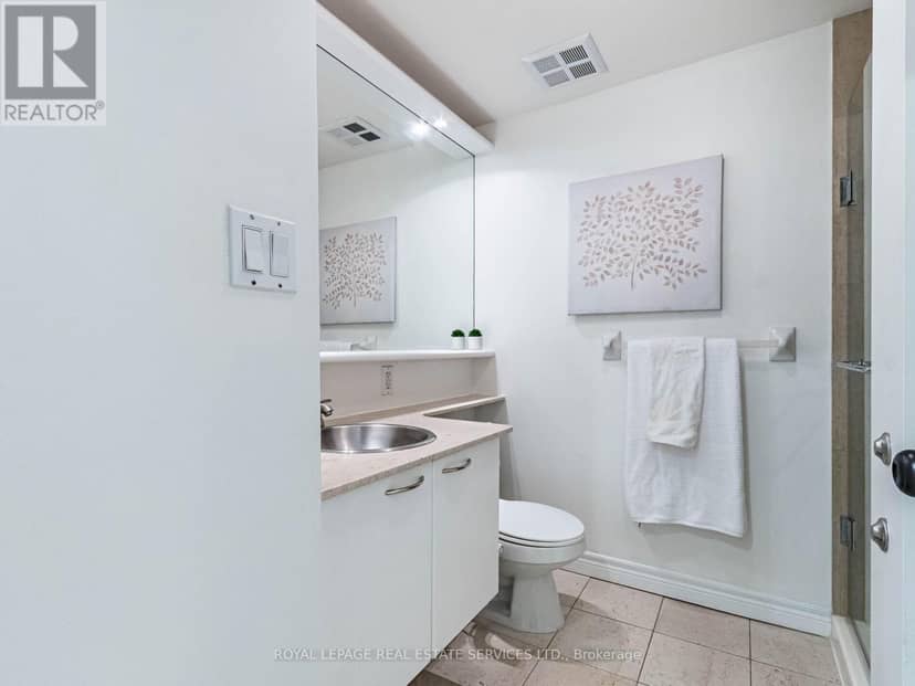 802 - 55 Bloor Street E — photo 13 of 18